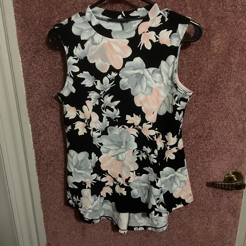 Suzy Shier Black and White Floral Sleeveless Blouse